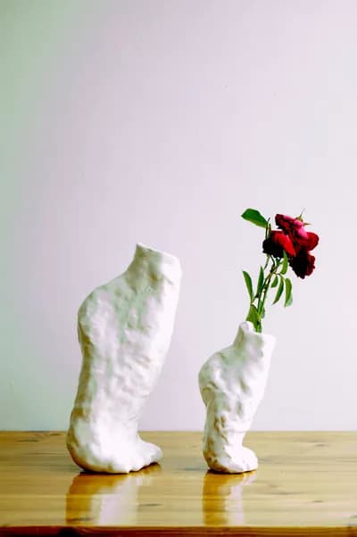 Patricia Rieger, Feet Installation, 2019, glazed ceramic, in detail