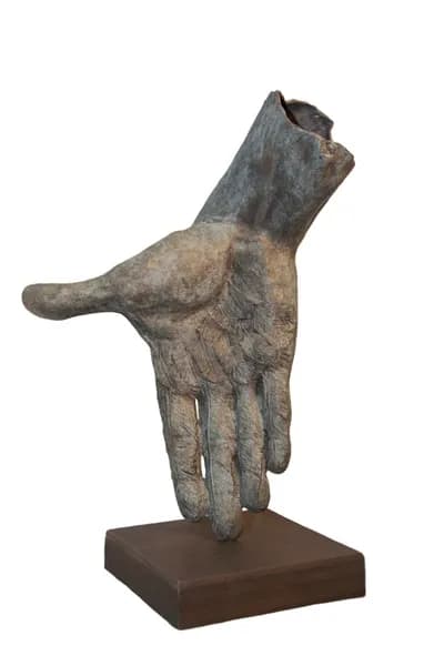 James Mathison, Icaro Mano III, bronze, seen from the front