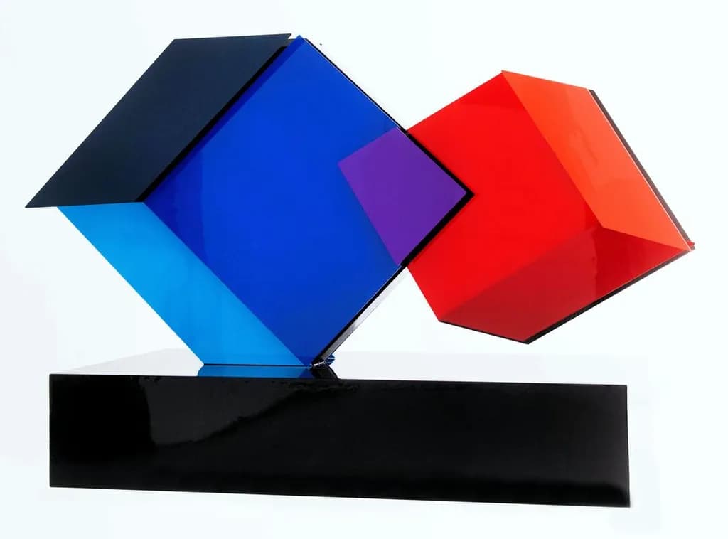 Violet Loves Cubes, by Hugo Diaz