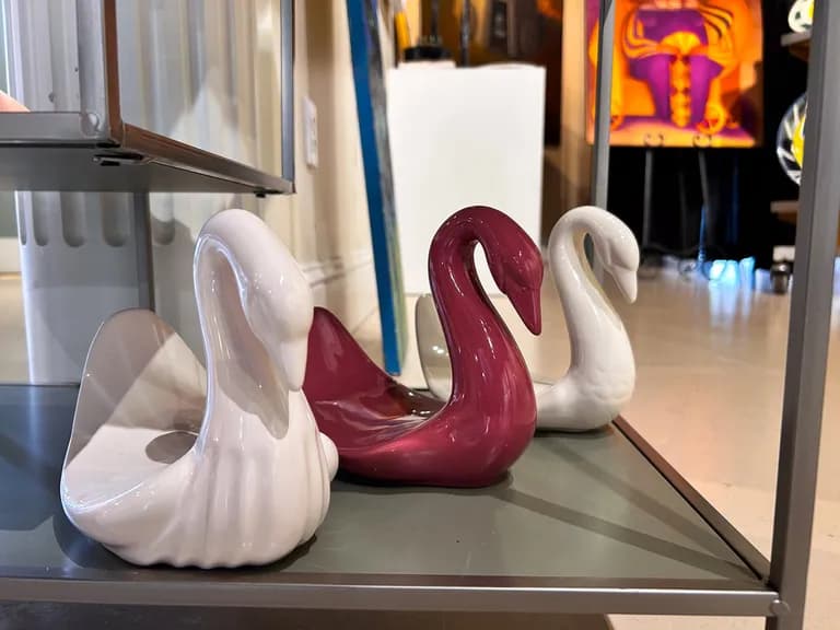Vintage 1980's Ceramic Swan Bathroom Towel Holder, 6H x 7W In