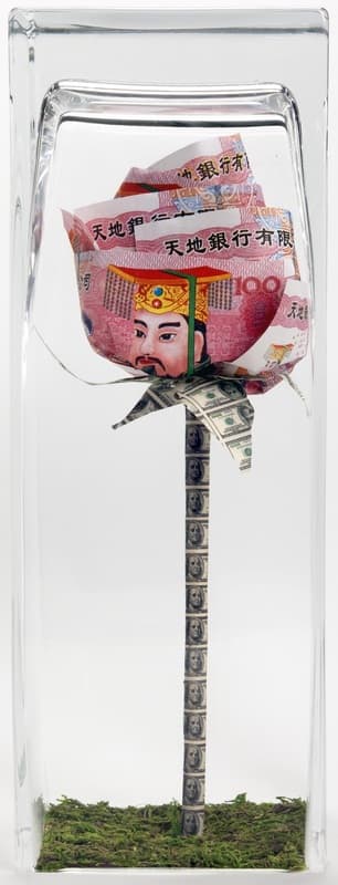 Mariano Costa-Peuser, a rose made of banknotes in a tall vitrine