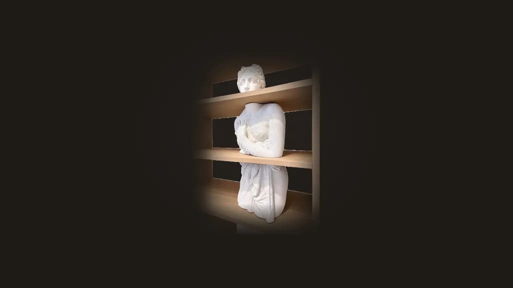 Daniele Fortuna, Aphrodite Venus, from the side: the head, torso and hips each resting on its own shelf